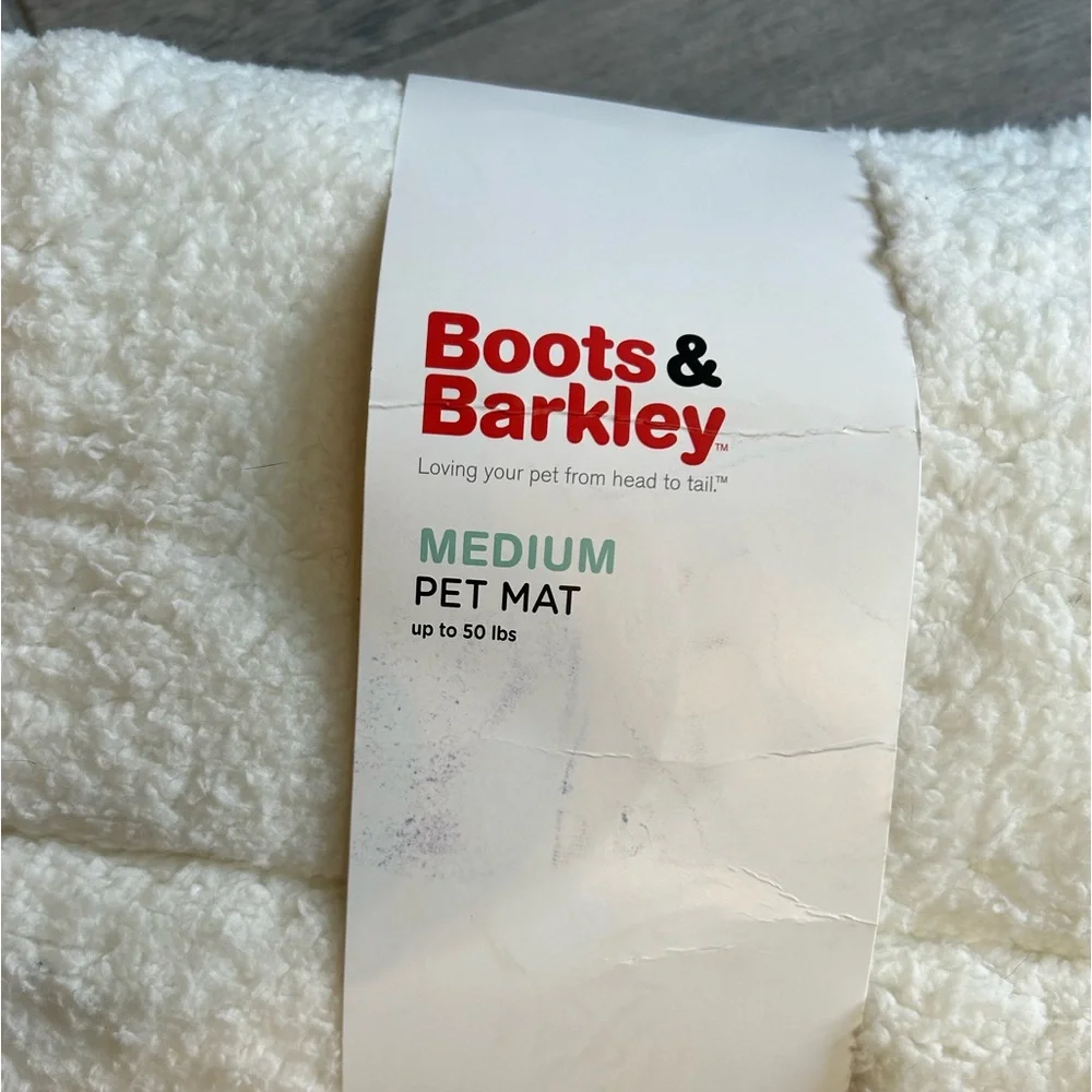 NWT dog mat Boots and Barkley Medium pet mat soft dog bed cat bed 19 x 1.56 x30